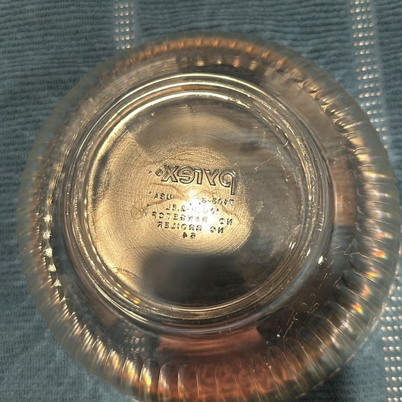 Pyrex mixing bowl #7403-S. 10 cup, 2.5 L. Clear. Ribbed. No chips or cracks. - Picture 4 of 5